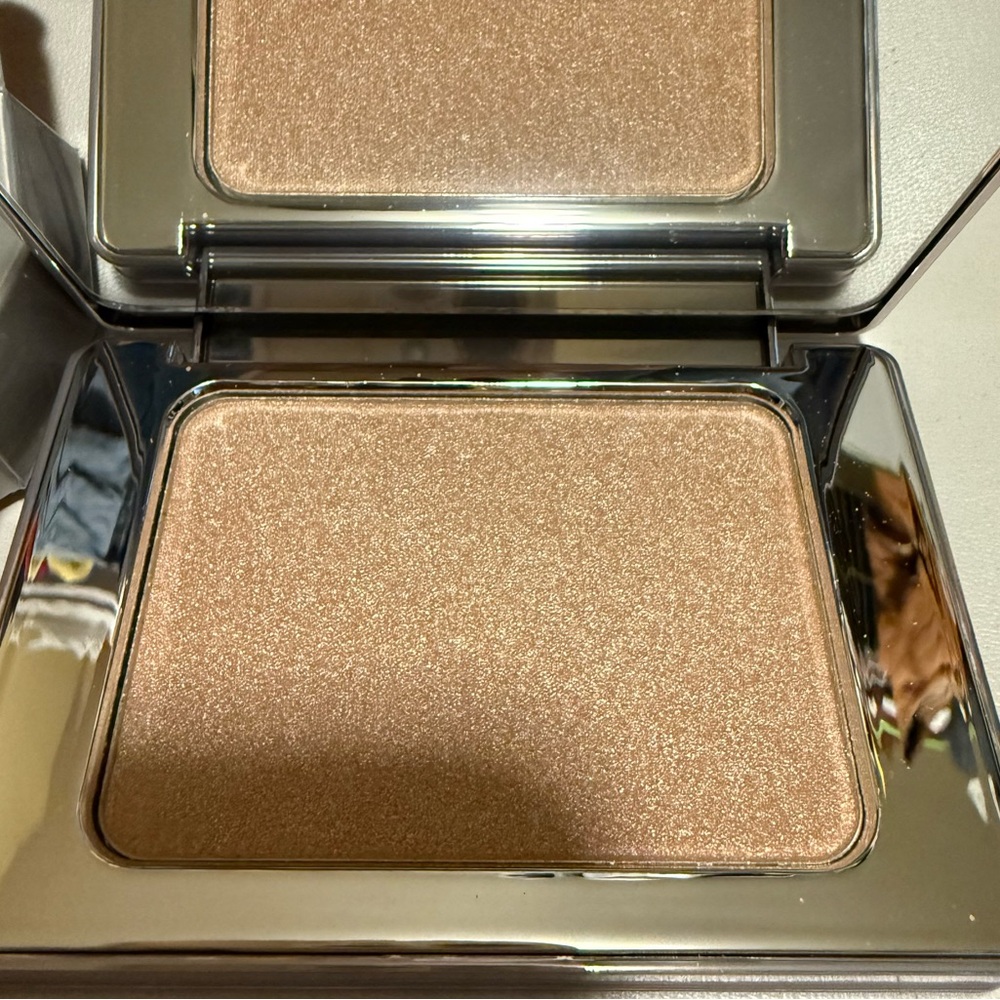 Natasha Denona blow powder in shade Light-Medium